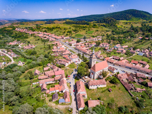 Foto Saschiz saxon village in Transylvania, Romania aerial view