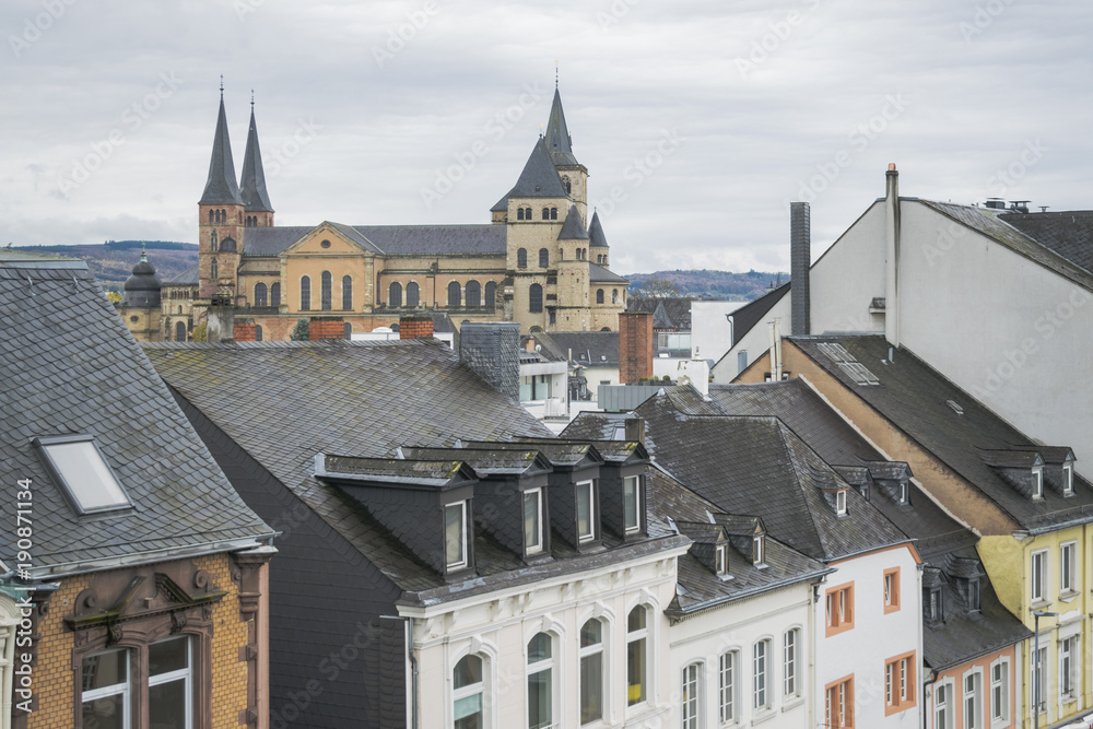Obraz premium Detail of city skyline of historical German city of Trier with Saint Peter Cathedral and traditional half-timbered roofs in November day.