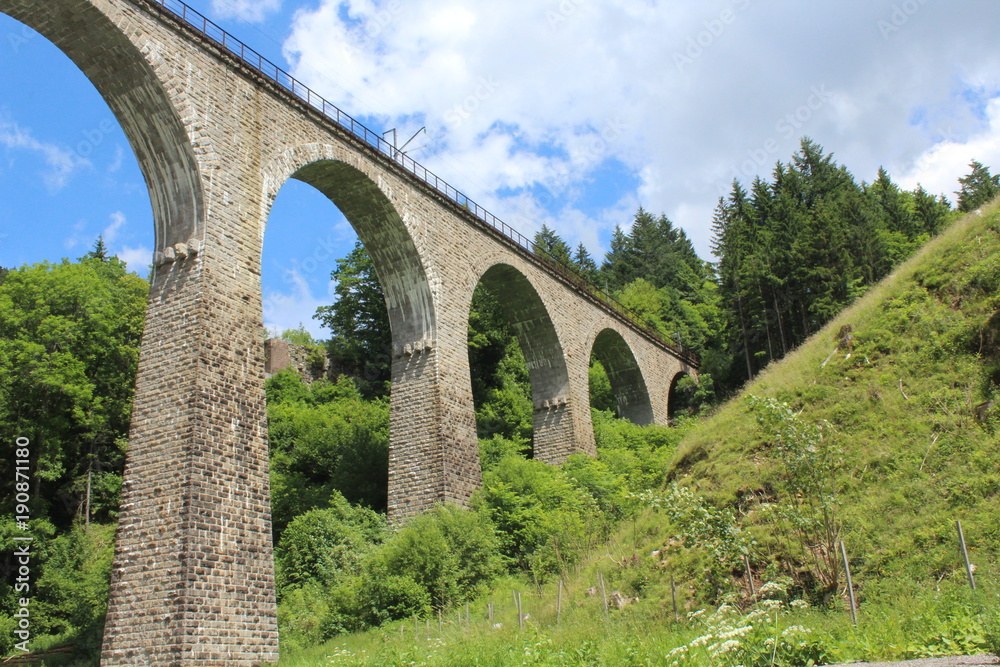 Viadukt führt über ein Tal