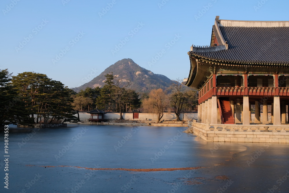 Fototapeta premium ANCIENT KOREAN TEMPLE IN THE LAKE