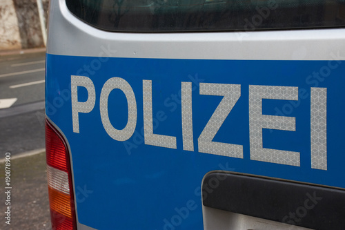 Wort Polizei auf einem deutschen Polizeiauto, Nahaufnahme