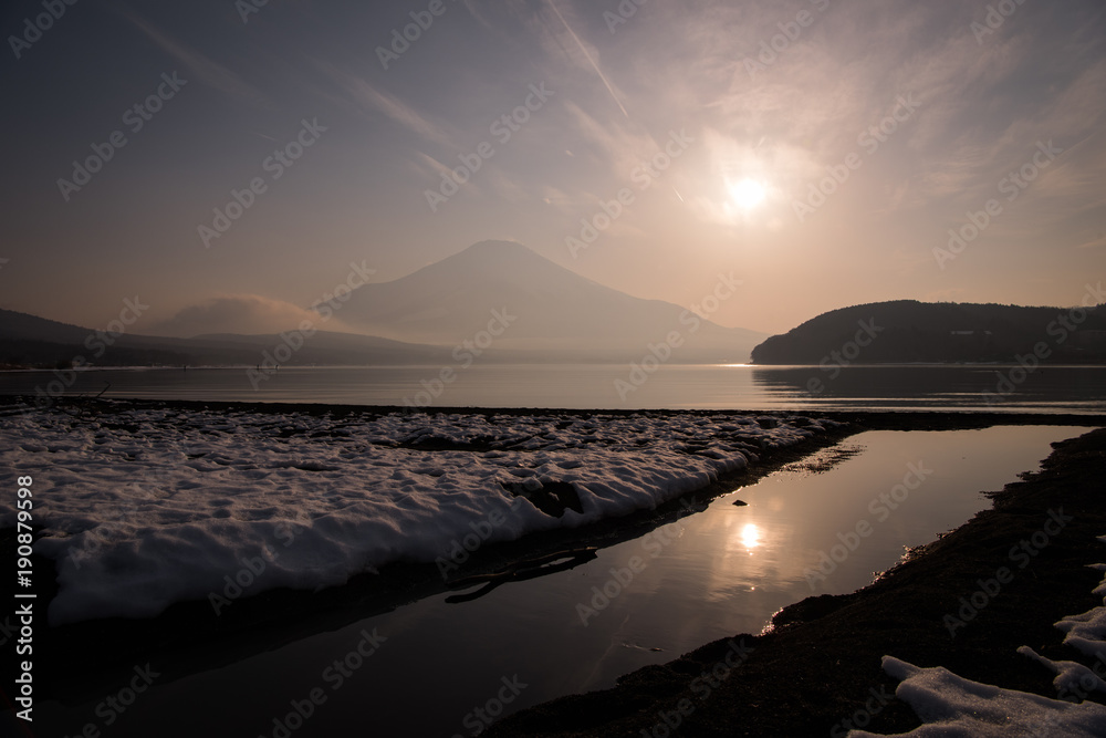 Obraz premium Sunset over Lake Yamanaka and Mt. Fuji
