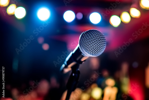 Tableau sur toile Microphone on stage against a background of auditorium.