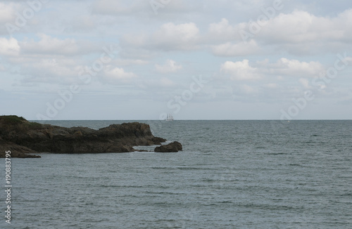 paysage mer rocher voilier