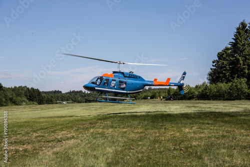 Hubschrauber am strahlend blauen Himmel 