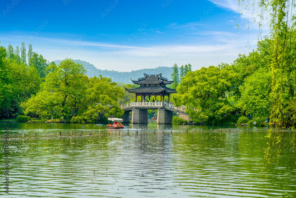 Obraz premium Beautiful scenery and architectural landscape in West Lake, Hangzhou