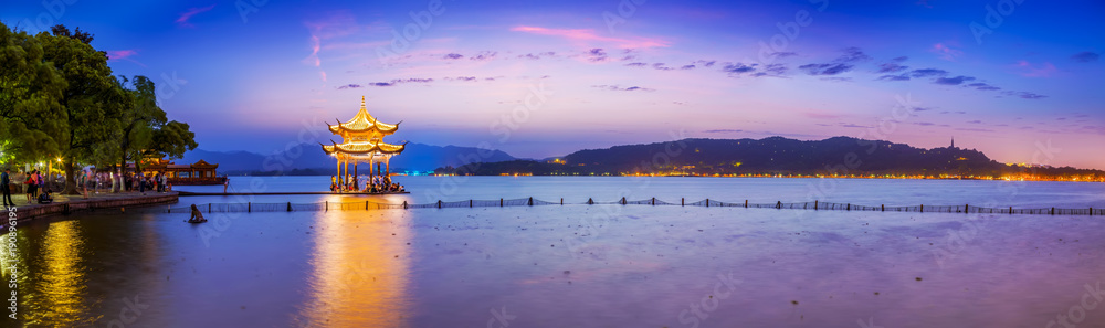 Obraz premium Beautiful scenery and architectural landscape in West Lake, Hangzhou