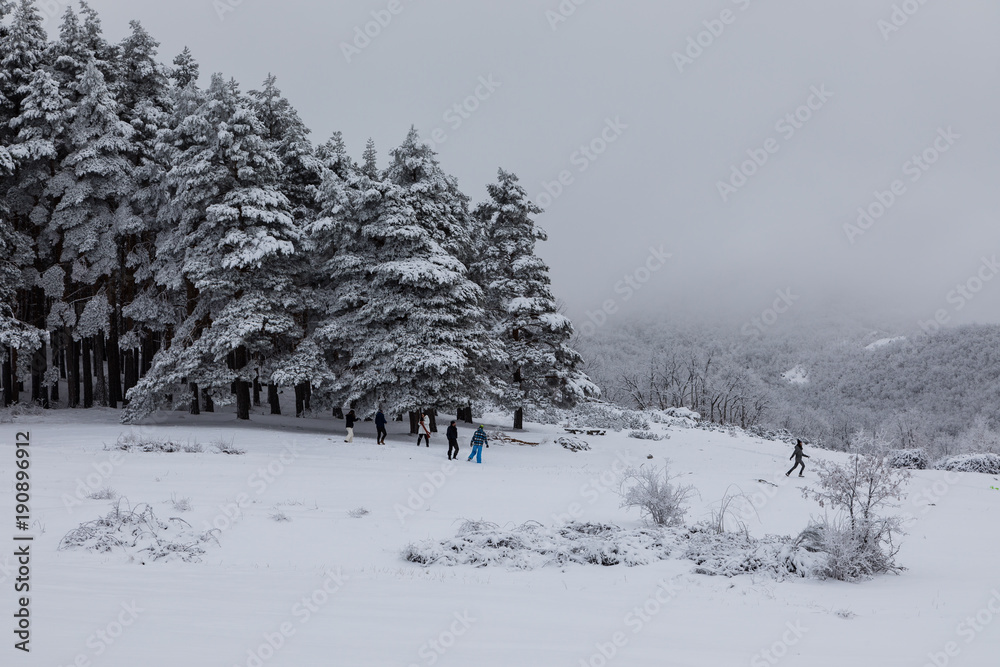 Obraz premium Family playing in the snow in front of the hermitage of Hontanares in Riaza, Segovia