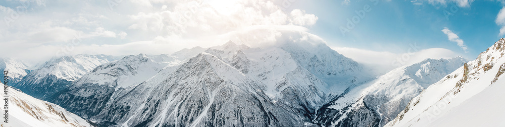 Φωτογραφία Panorama of the Caucasian ridge with clouds hanging on tops of mountains