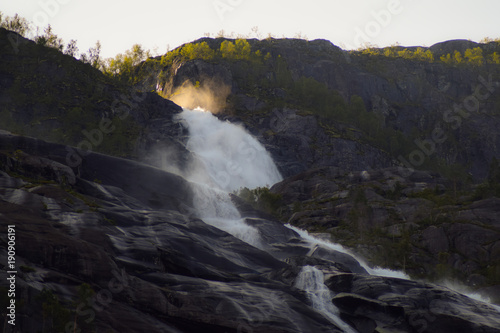 Sonne bei einem Wasserfall