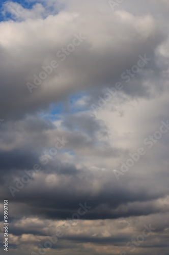 Himmel mit hellen, grauen und recht dunklen Wolken an einem kühlen Wintertag 