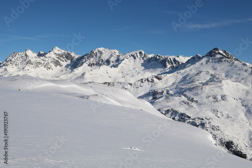 Skitourenparadies Bivio  Blick von Crap da Radons 2370m  auf Piz d´Err- Gruppe. © Reinhold Einsiedler