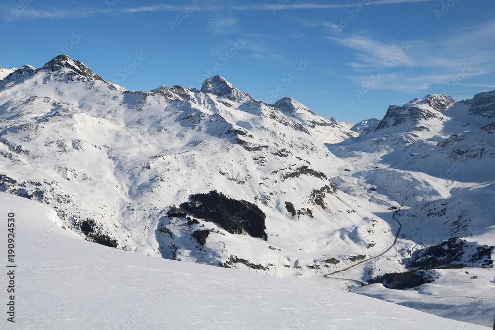 Skitourenparadies Bivio
Blick von Crap da Radons auf Bleis Muntaneala 2452m, Piz Neir 2909m, Piz Julier 3380m und
Julierpass 2284m.