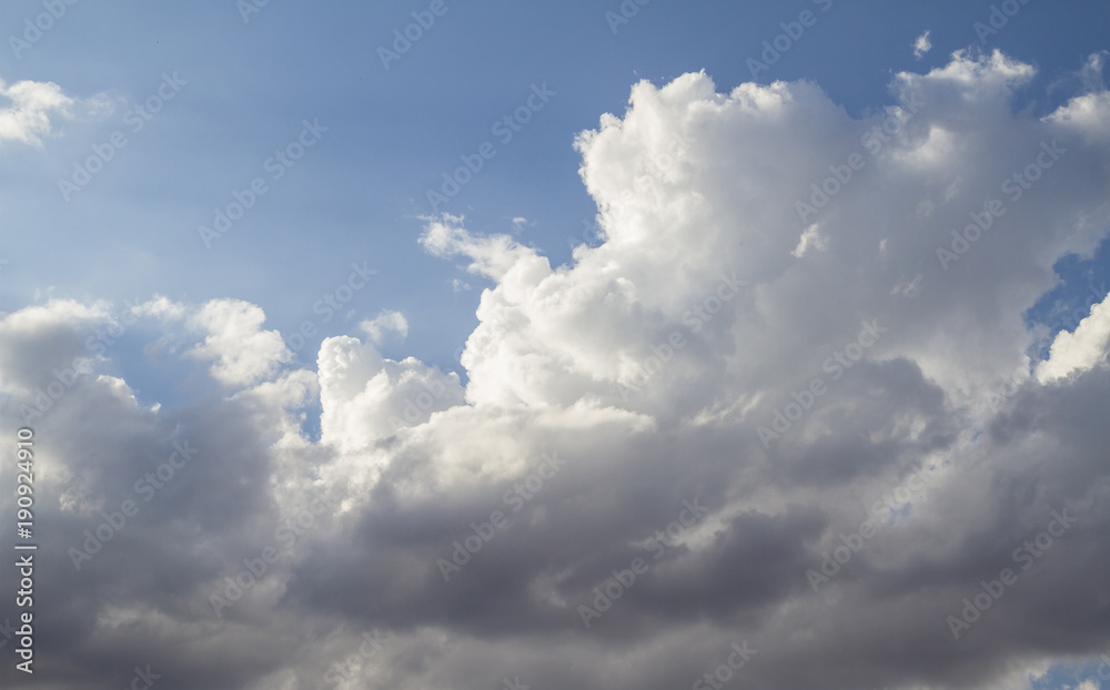 Obraz premium Sky with clouds and sunlight at sunset. colorful and cheerful, wallpaper or texture