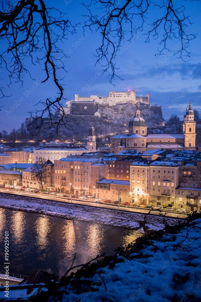 Salzburger Altstadt im Winter, Malerisch, Hochformat