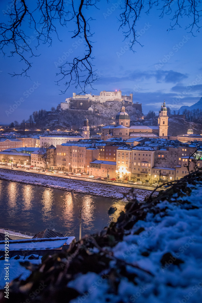 Salzburger Altstadt im Winter, Malerisch, Hochformat