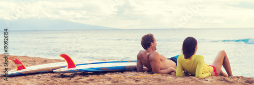 Photography Couple surfers relaxing after surfing on hawaiian beach