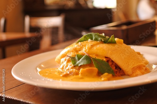 神戸にあるカフェのふわとろオムライス。かぼちゃソースがけ。