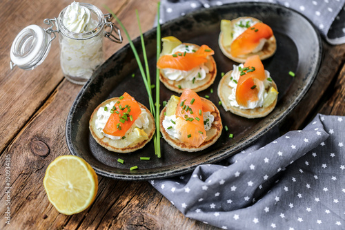 Photos blinis saumon fumés et crème ciboulette