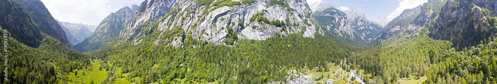 Vista aerea della Val di Mello, una valle verde circondata da montagne di granito e boschi, ribattezzata la Yosemite Valley italiana dagli amanti della natura. Val Masino, Valtellina, Sondrio. Italia Vista aerea della Val di Mello, una valle verde circondata da montagne di granito e boschi, ribattezzata la Yosemite Valley italiana dagli amanti della natura. Val Masino, Valtellina, Sondrio. Italia