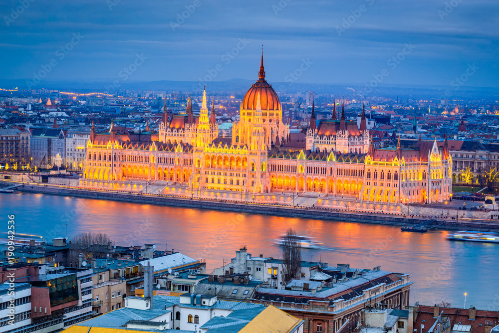 Obraz premium Budapest, Hungary - Hungarian Parliament Building and Danube River