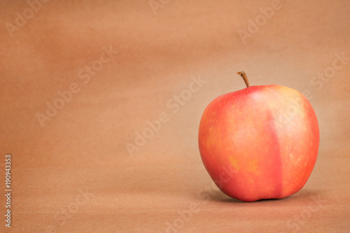 Red apple on craft paper ba...