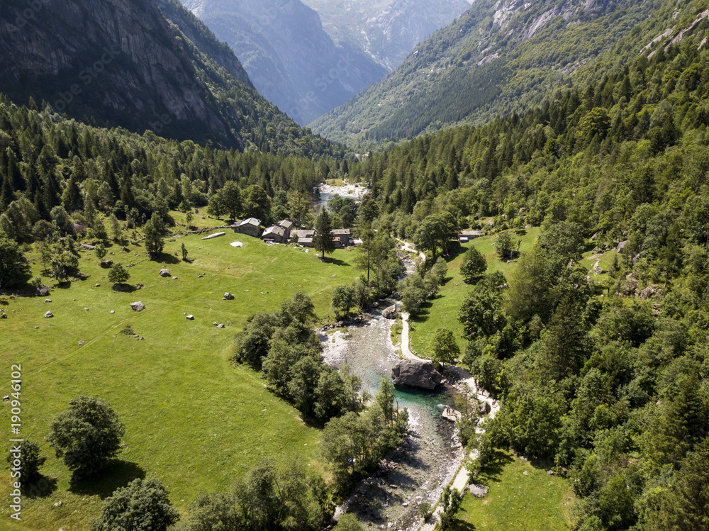 Vista aerea della Val di Mello, una valle verde circondata da montagne