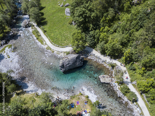 Vista aerea della roccia gigante chiamata il Bidet della Contessa nella Val di Mello, una valle verde circondata da montagne di granito e boschi. Sondrio. Lombardia. Italia photo