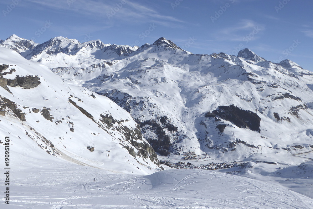 Skitourenparadies Bivio,
Blick von Crap da Radons auf Bivio 
und Piz d´Err- Gruppe.