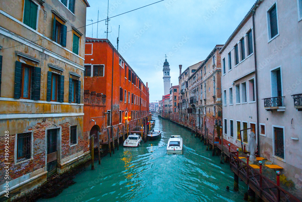 Obraz premium Wintertime of the rainy weather. Emerald water in the canals at low tide. Less known are not tourist destinations in the Castello-Arsenale. Venice. Italy.