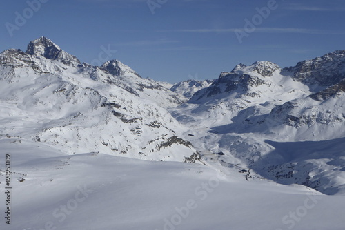 Skitourenparadies Bivio,  Blick von Crap da Radons 2370m auf  Piz Julier 3380m, Piz Albana 3099m   und Piz da las Coluonnas 2960m. © Reinhold Einsiedler