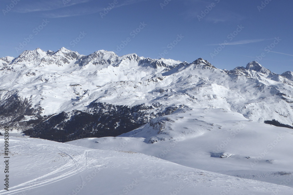 Skitourenparadies Bivio,
Blick von Crap da Radons 2370m
auf Piz d´Err- Gruppe.