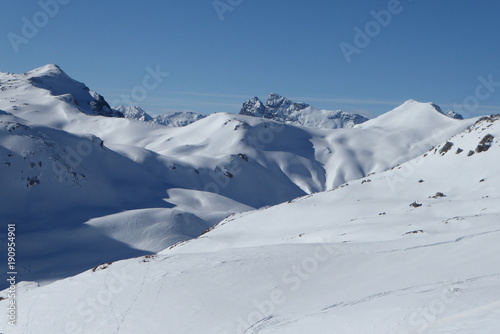 Skitourenparadies Bivio,  Blick vom Muot Cotschen 2864m auf  Piz Neir Skigipfel 2860m und   Piz Campanung Südgipfel 2826m © Reinhold Einsiedler