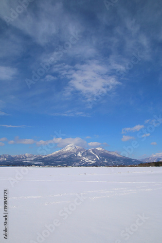 凍結した猪苗代湖と磐梯山（福島県・猪苗代町）
