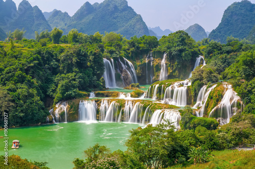 Fototapeta Naklejka Na Ścianę i Meble -  waterfall