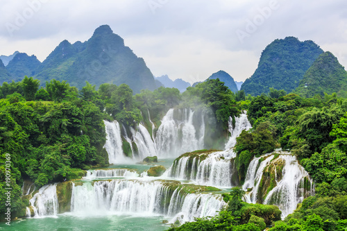 Fototapeta Naklejka Na Ścianę i Meble -  waterfall