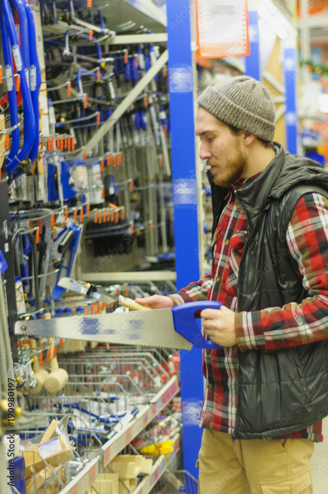 Obraz premium Man in a hardware store