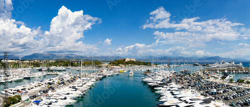 Tableau sur toile Panorama from Port of Antibes with old fort centered and mountains in background