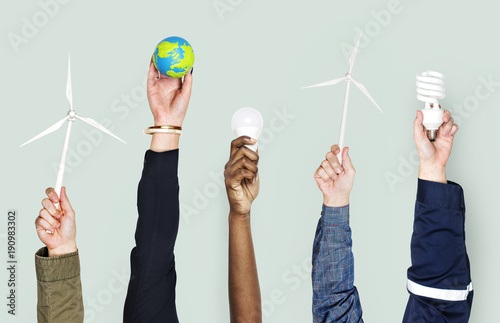 Φωτογραφία Hand holding variation of object