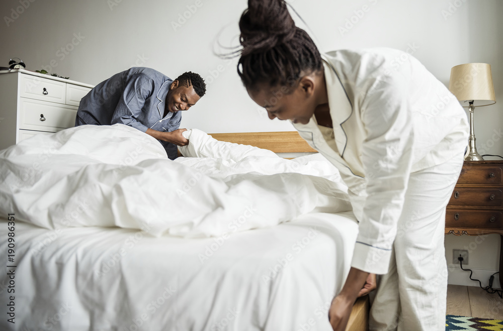 Obraz premium A couple making bed