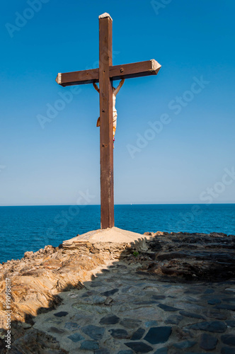 Calvaire face à la mer.