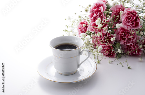 カーネーションの花束とコーヒー