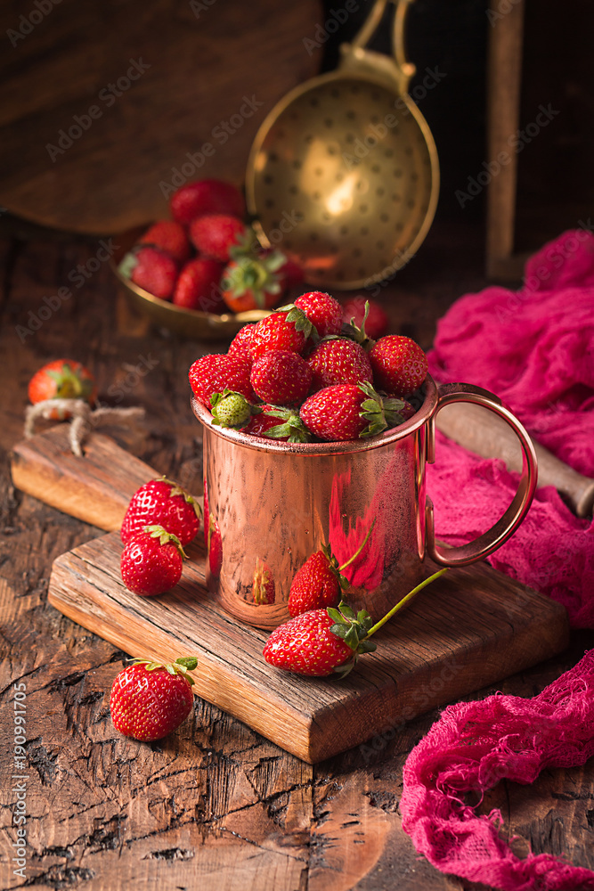 Fresh strawberries in a bowl