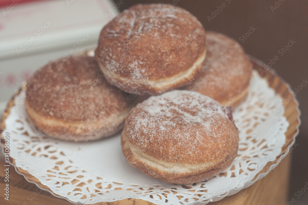 pile de beignets dans une assiette