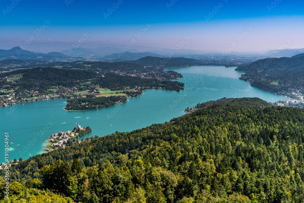 Wörthersee in Kärnten Österreich mit der Halbinsel Maria Wörth und einem Alpenpanorama
