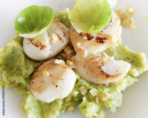Noix de Saint-Jacques sur purée de choux de Bruxelles