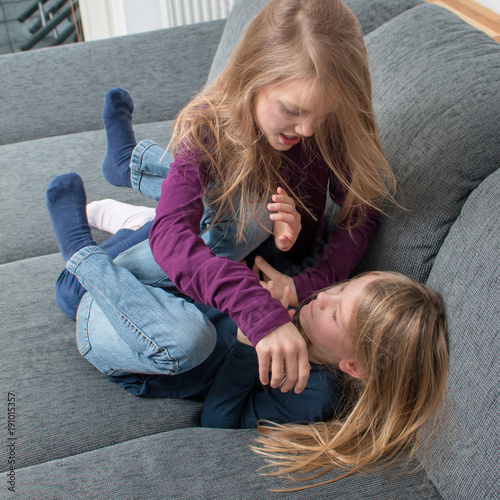 Ein 7- und ein 9-jähriges Mädchen schreien sich an und schlagen sich photo