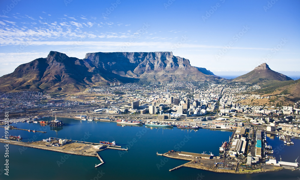 Naklejka premium Widok z lotu ptaka na centrum Kapsztadu z Table Moutain, Cape Town Harbour, Lion's Head i Devil's Peak