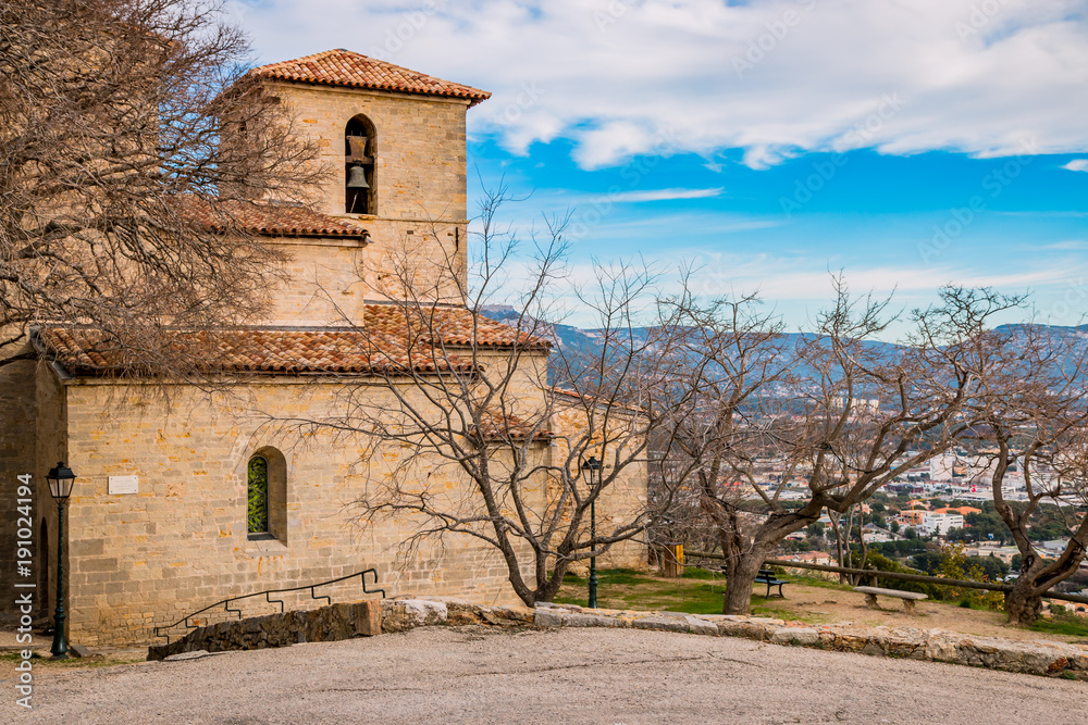 Fototapeta premium Le Collégiale Saint-Pierre à côté du Fort de Six-Fours