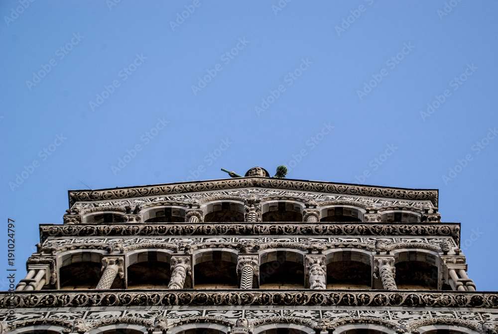 Obraz premium shy angel on church in lucca 